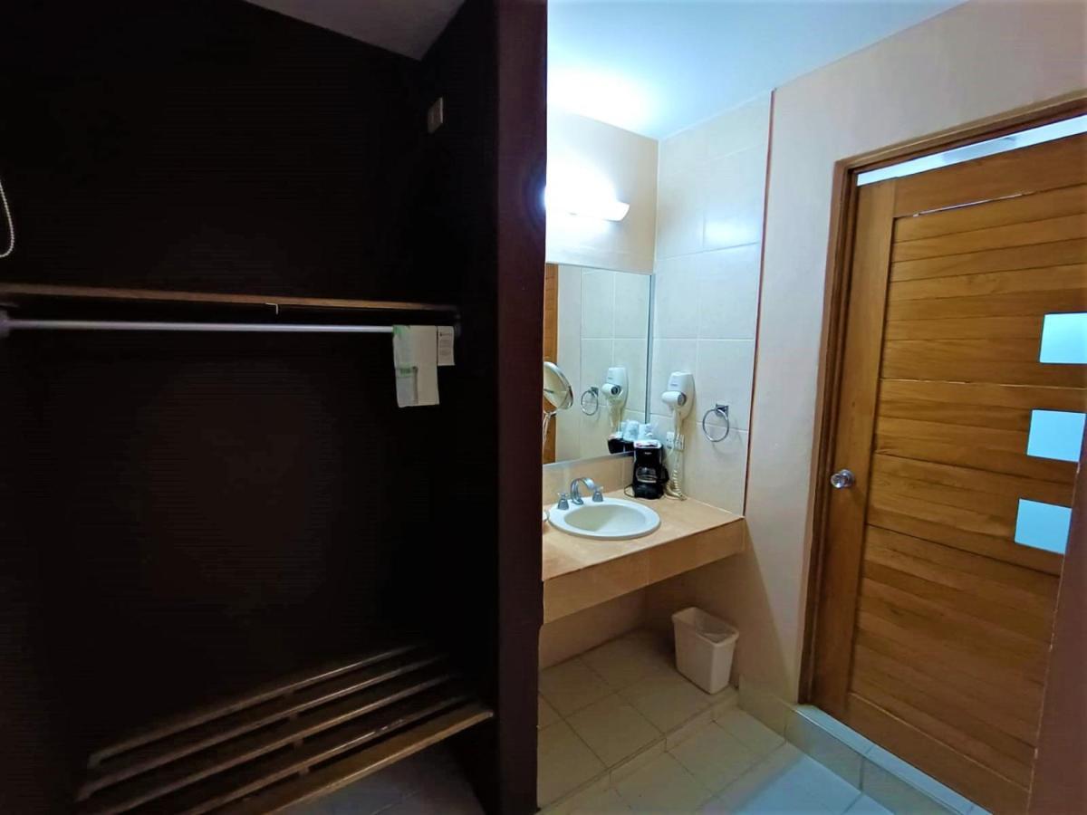 Hotel Santo Domingo Express Виляермоса Екстериор снимка