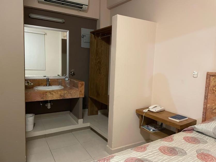 Hotel Santo Domingo Express Виляермоса Екстериор снимка
